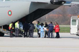 Ранените полицаи бяха превозени до ВМА в София с военния транспортен самолет "Спартан". Снимка: БГНЕС