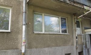  Апартаментът в блок „Мура“ в русенския квартал „Здравец“, където семейството живее. Снимка: БГНЕС