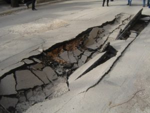 Дупка в пътя, в която преди време пропадна самосвал. Снимка: Дарик