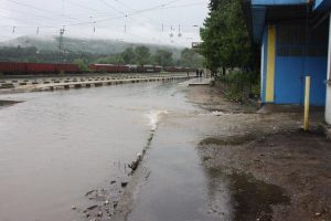 Гарата в Мездра днес бе като река. Снимка: Facebook