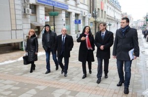 Лиляна Павлова се разходи до Русе, за да обясни привилегиите при санирането на сгради. Снимка: arenamedia.net