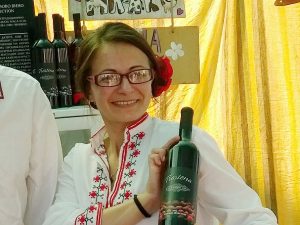 Усмихнатата стопанка предлага своите продукти на фермерските пазари в София. (1)